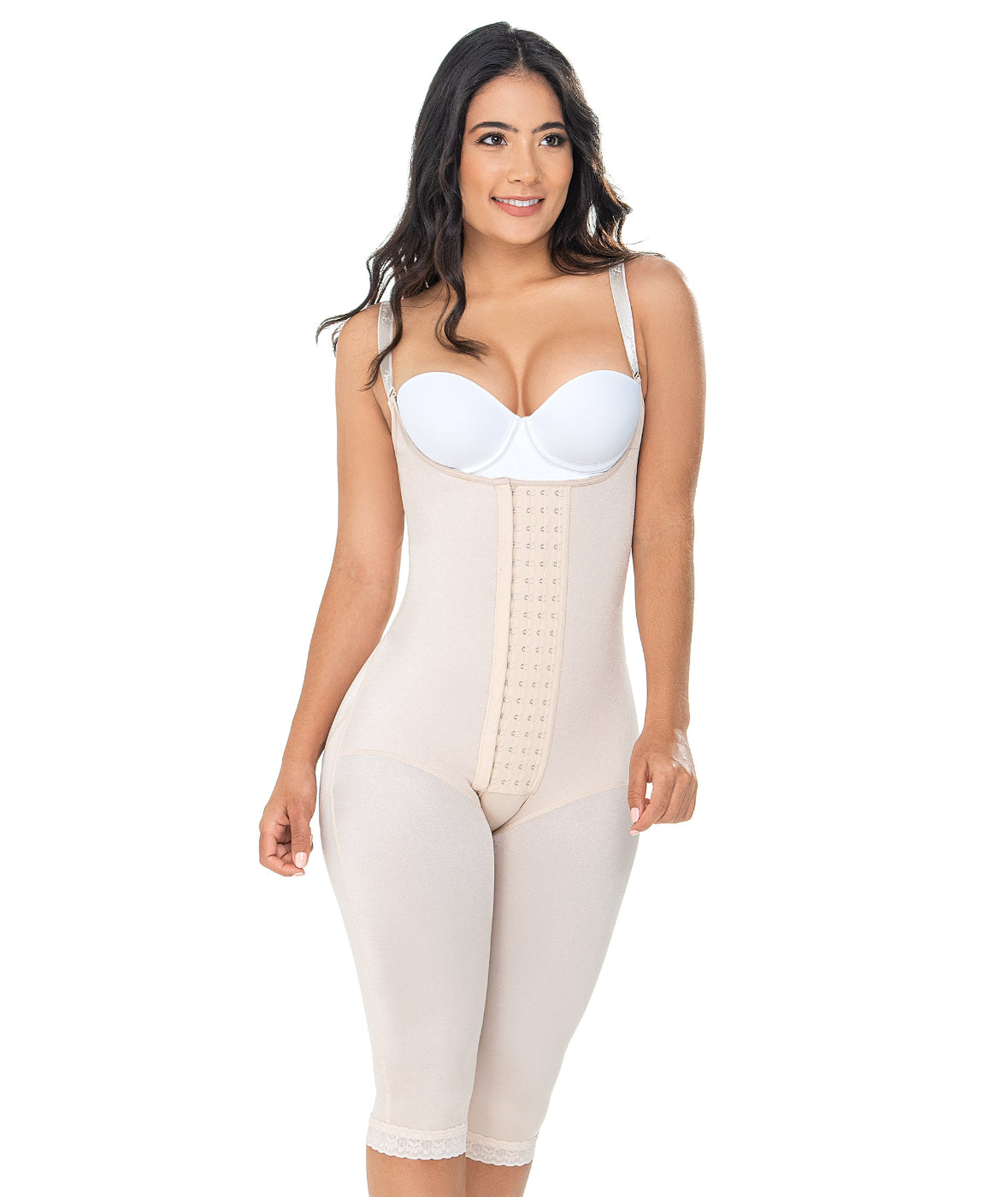 Faja colombiana postquirúrgica tipo capri 9526, con compresión media y cobertura hasta la rodilla, ideal para modelado y recuperación estética.